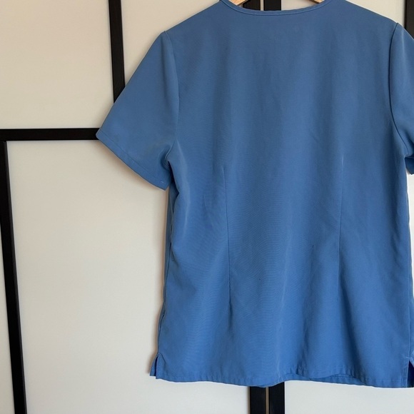 FIGS Technical Collection Scrub V Neck top Pocket Shirt Blue Women's medium - Picture 7 of 10